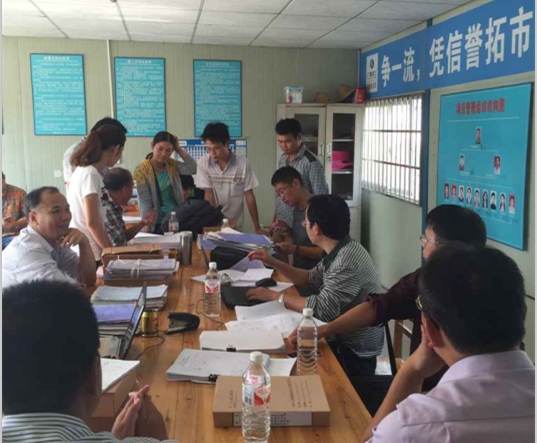 检查组人员正在核查工程资料