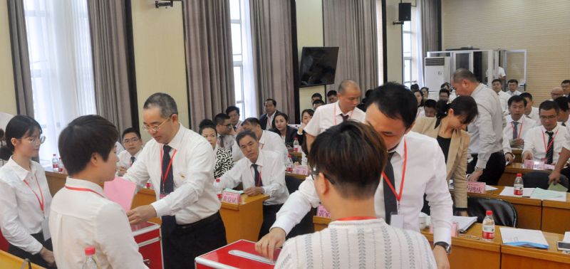 1508320786389867.jpg 002各代表依次投票.jpg