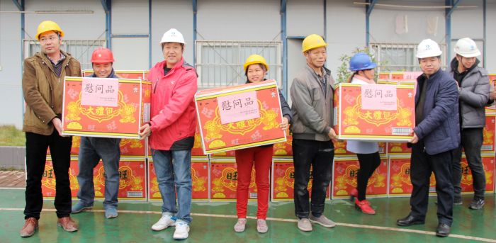 003慰问团向现场务工人员发放慰问品.jpg