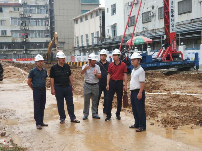 1528264791736962.jpg 01公司党委书记、董事长陈祖训在施工现场参观.jpg