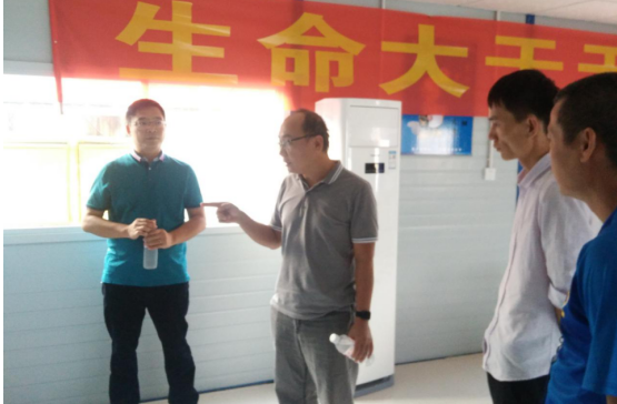 5陆烜在指导工作。陈其毅 摄1.png