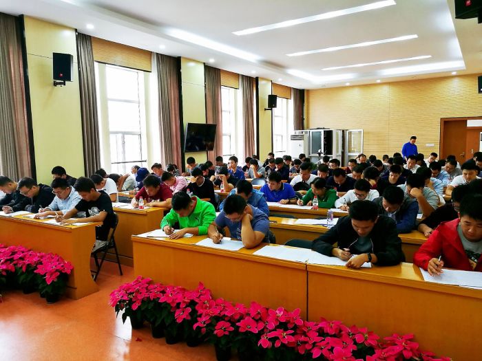 1539649659699610.jpg 考试现场(银燕摄).jpg