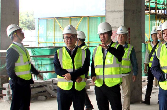 陆烜一行到江苏省建筑工程集团有限公司项目现场参观 梁思赫 摄1.jpg