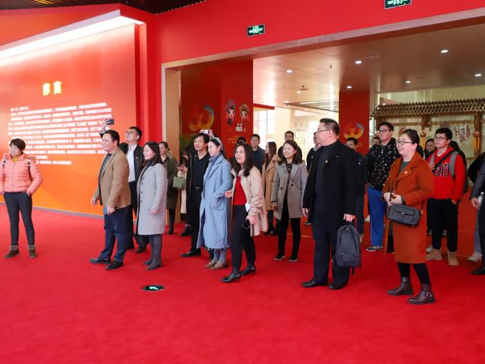 参观活动现场。郑诗宝 摄.jpg