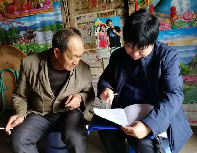 1553044947103784.jpg 3.1岑廷义填写《帮扶手册》700.jpg