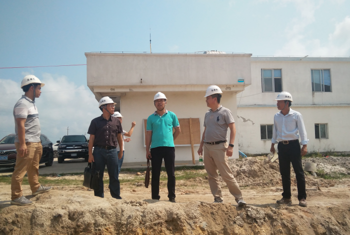 1556415666157066.png 1.1陈祖训实地查看项目现场。许传波 摄700.png