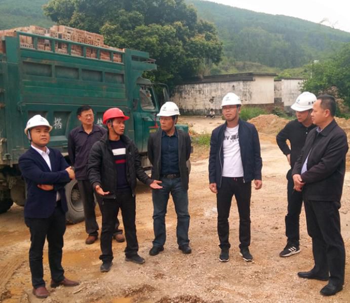 1.实地检查。许传波 摄_副本700.jpg