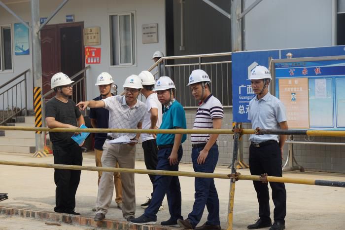 2岑廷义询问项目施工情况。刘萌萌 摄700.JPG