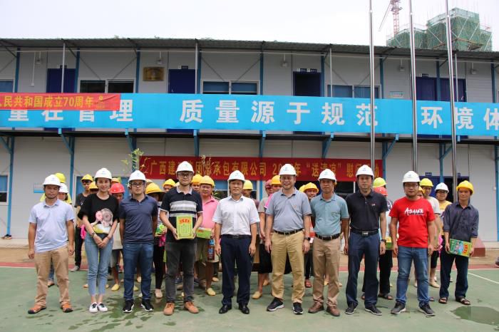 1送清凉活动现场。农茜茜 摄700.JPG