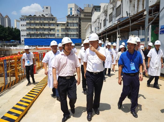 4黄俊华视察项目部。 刘萌萌 摄700.jpg