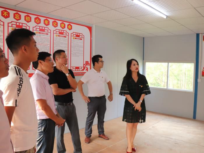 3参观党员活动室。 杨俊峰 摄700.jpg