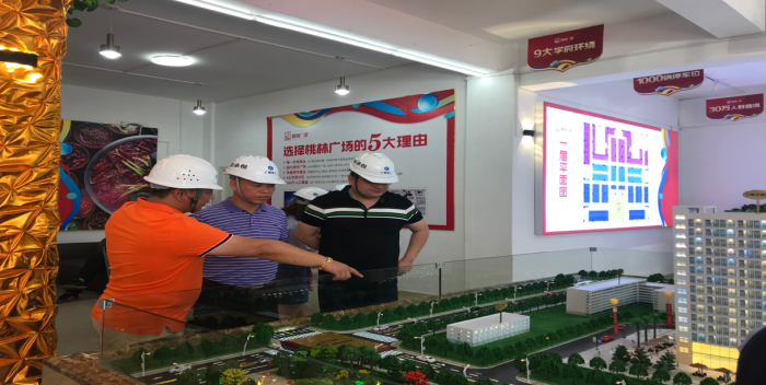 3参观现场。岑明伟 摄700.png