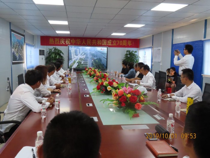 4.1项目部组织观看阅兵大典。黄彩思 摄700.png