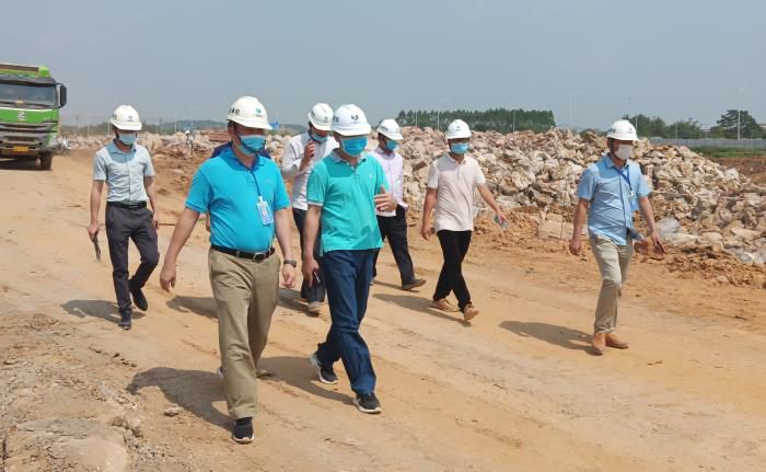 7.1检查现场。陈其毅 摄700.jpg