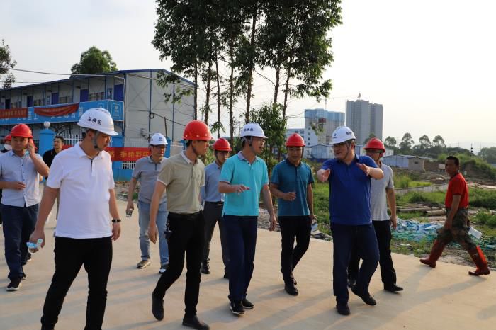 1590975141814806.jpg 21.1陈祖训到贺州棚改项目调研。侯健杰 摄700.JPG