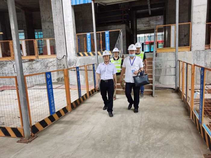 检查现场。 叶振鹏 摄.jpg