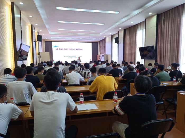 安全生产相关知识培训现场  覃洪浩  摄.jpg