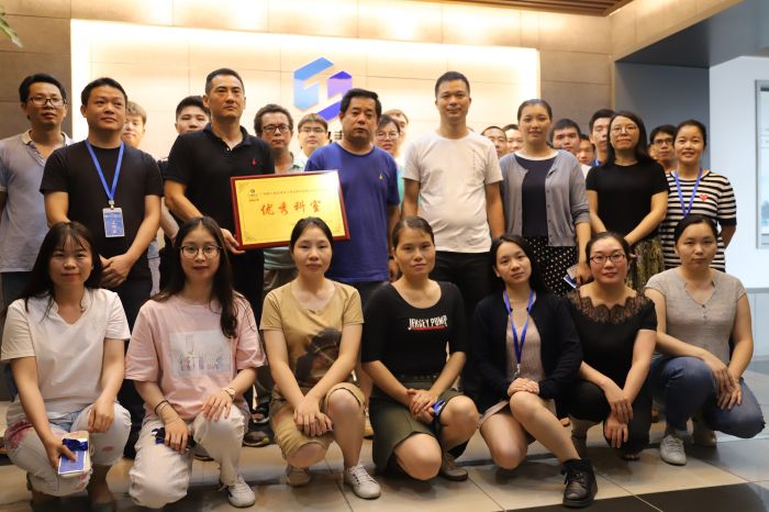 优秀科室合影 周煜川 摄.jpg