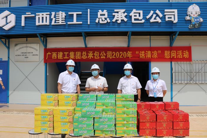 1陆烜送清凉慰问品。 黄璐璐 摄.jpg