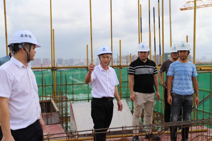 指导现场施工。侯建杰 摄.jpg