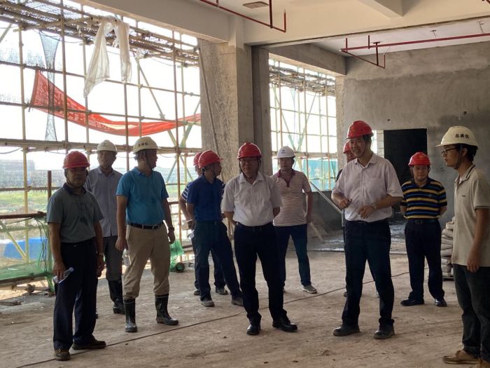 1实地查看东B-1食堂建设情况。韦艳兰 摄.jpg