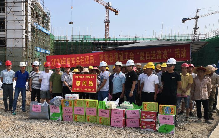 “送清凉”活动现场。 梁武益 摄.jpg