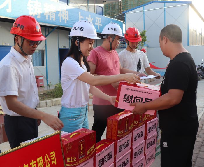 1595561454101542.jpg 发放慰问品。 杨俊峰 摄.jpg