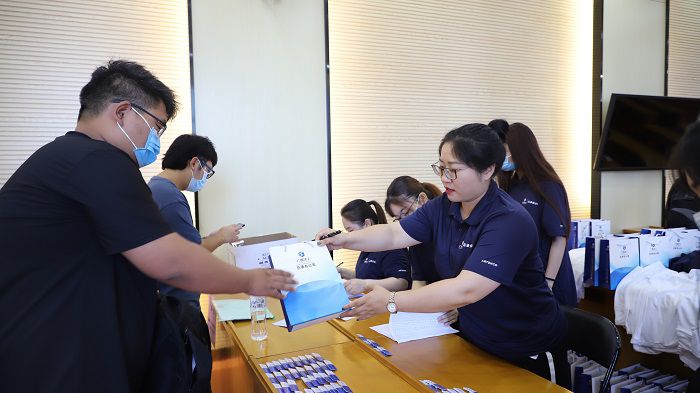 1595562203134439.jpg 为新员工发放胸片、衣服等。李立云 摄.JPG