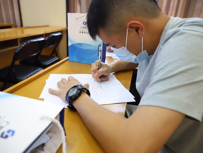 1595562231789633.jpg 新员工签署劳动合同.JPG