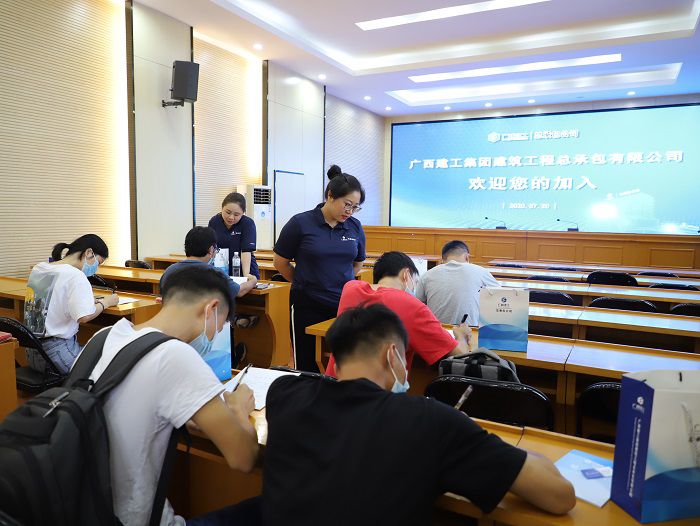 1595562256711401.jpg 新员工签署劳动合同。李立云 摄.JPG