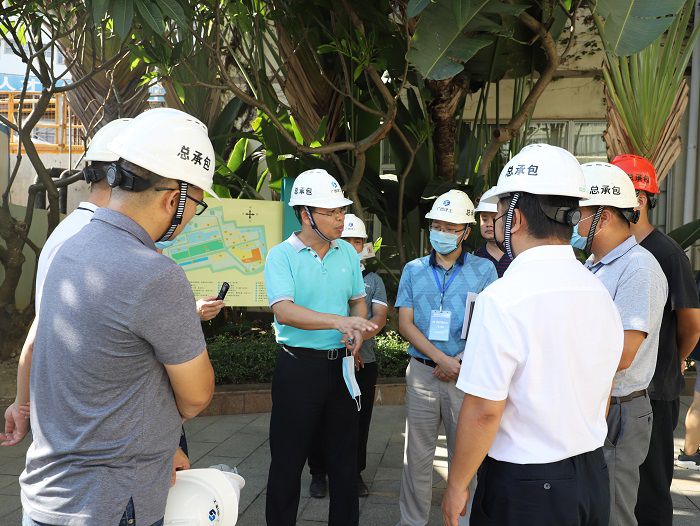1595840180348987.jpg 陈祖训询问项目进度。 李立云 摄.JPG