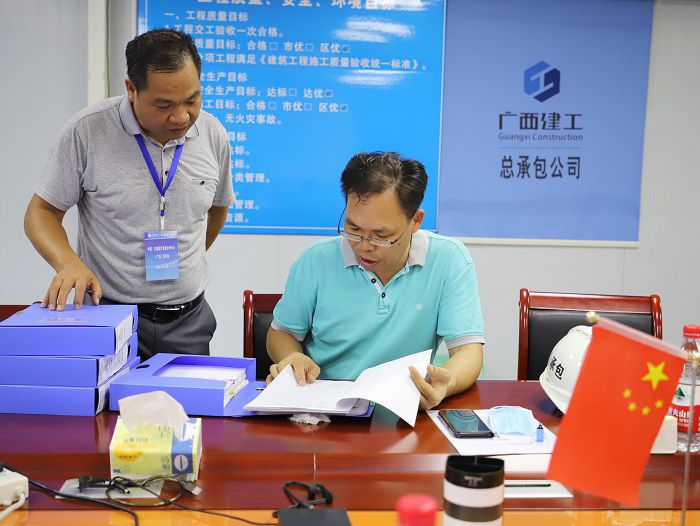 1595840215575507.jpg 陈祖训检查项目安全资料。 李立云 摄.JPG