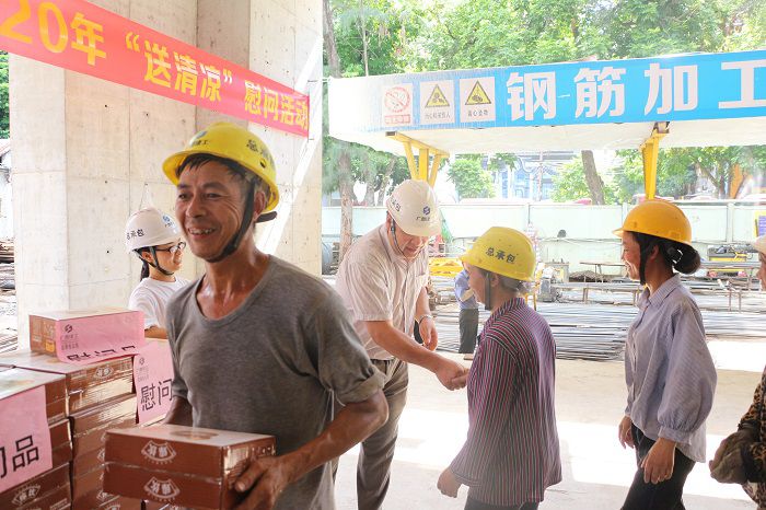 1595843294108306.jpg 区工业设计院住宅项目送清凉。张钊林 摄.JPG