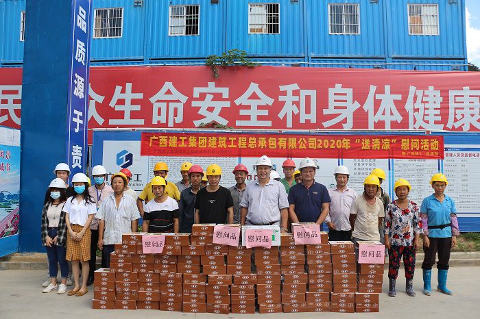 1595843323594742.jpg 锦官阁项目送清凉。张钊林 摄.JPG