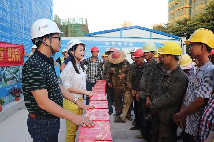 1595843889146394.jpg 梁思赫慰问农民工。 唐霞 摄.JPG