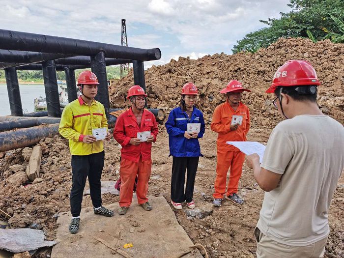 安全技术交底现场。 黄璐璐 摄.jpg