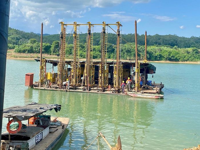 水下爆破作业现场。 黄璐璐 摄.jpg