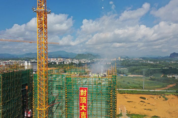 封顶照片。卢瑞阳 摄.JPG