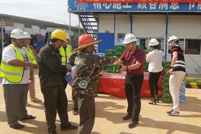 “送清凉”活动现场。 梁武益 摄.jpg