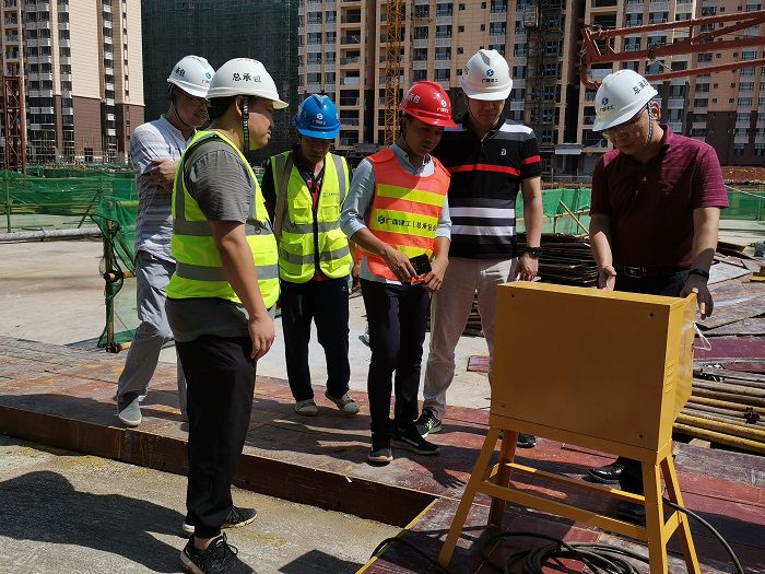 检查楼层活动箱临时用电。 熊明未 摄.jpg