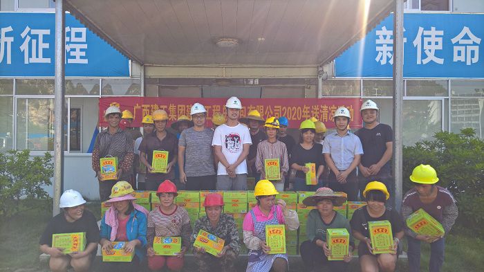 1596413477768977.jpg 河池高中项目部慰问现场。 刘华山 摄.jpg