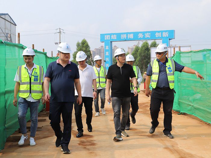 检查现场。侯健杰 摄 (3).JPG