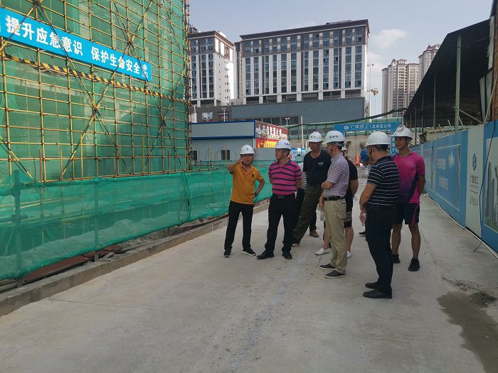 检查现场。谭凯文 摄.jpg