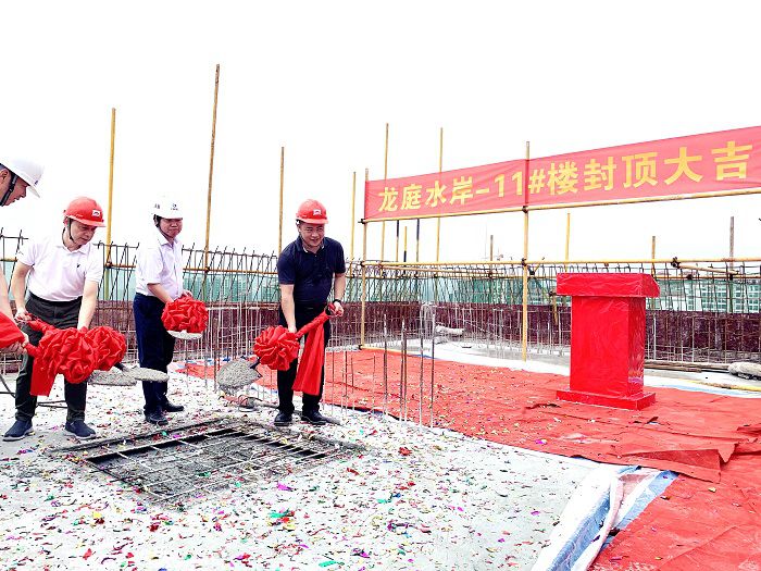 1597802126114576.jpg 浇筑最后一方混泥土。周林哲 摄.jpg