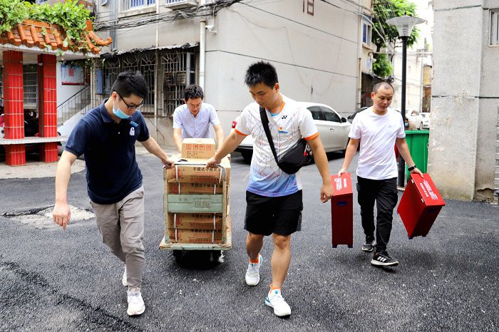 1597916674430576.jpg 1服务队把灭火器材运进小区.JPG