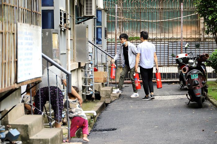 1597916841724913.jpg 4.1服务队把灭火器按标准放到每个单位3层楼的位置.JPG
