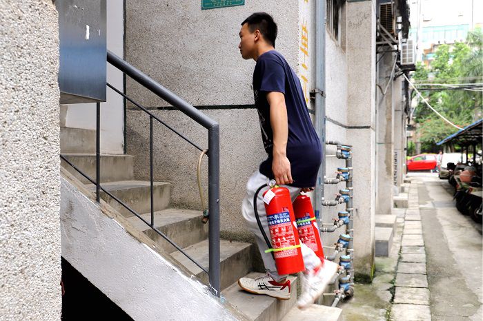 1597916870122150.jpg 4.2 服务队把灭火器放到各楼栋(单元)3楼.JPG