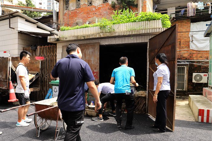 1597917023796647.jpg 6清理出的废旧杂物放入垃圾站.JPG