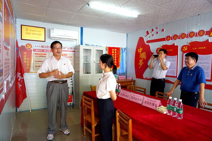 （备选）查看党支部活动室。谢微旋 摄.JPG