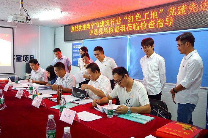 资料检查。谢微旋 摄.JPG